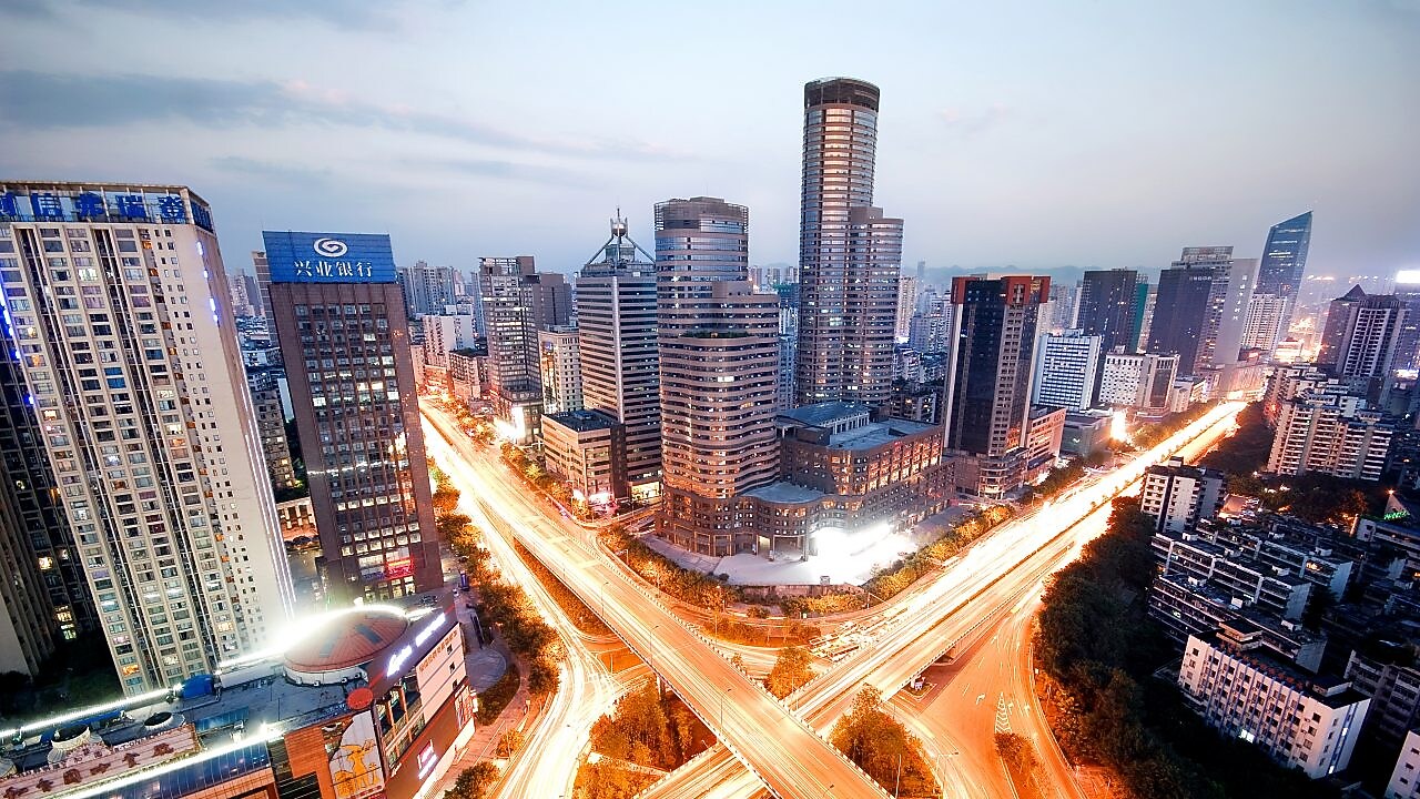 Grattacieli del centro illuminati al crepuscolo