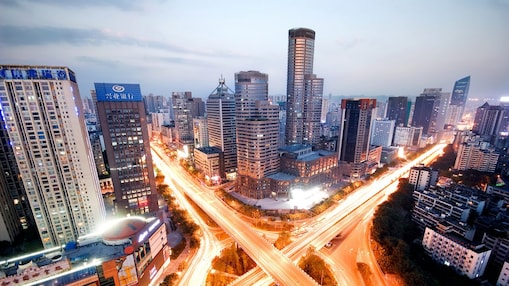 Grattacieli del centro illuminati al crepuscolo