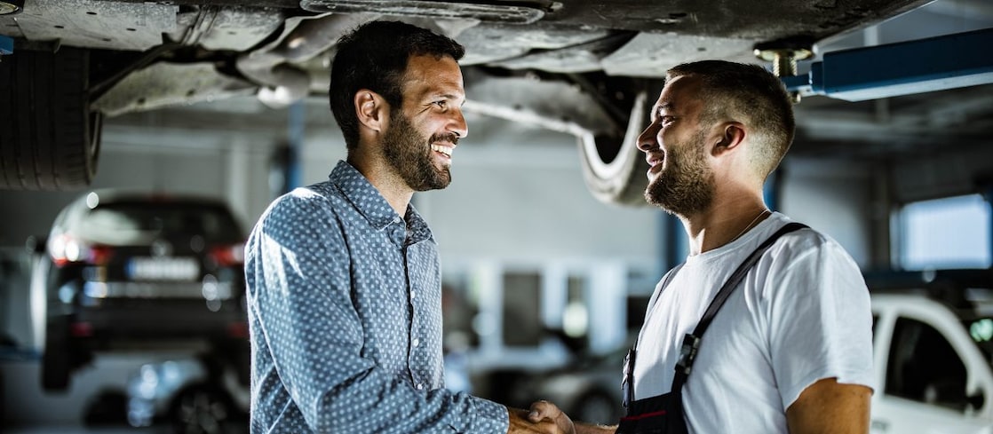 Meccanico che stringe la mano ad un cliente