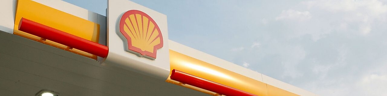 logo shell con cielo e nuvole