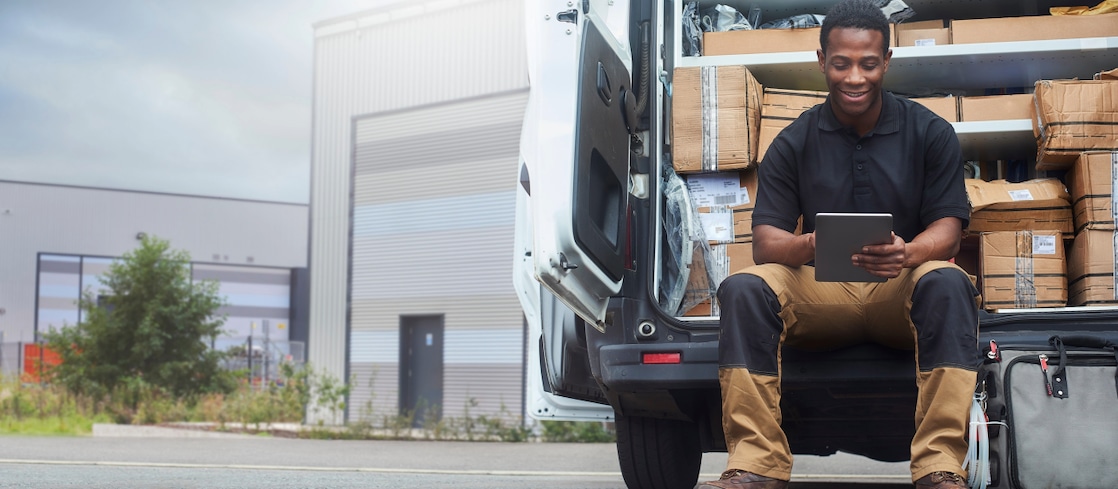 logo shell con cielo e nuvole