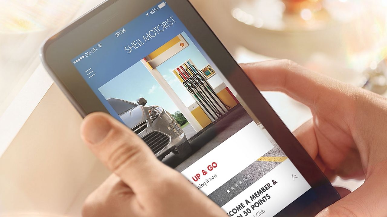 Uomo che guarda sul tablet l’app per gli automobilisti