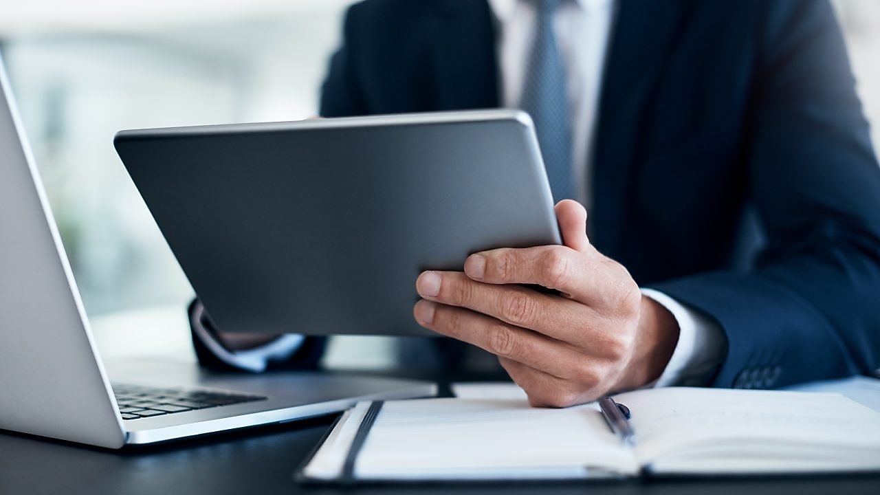 mano che tiene una euroShell Card