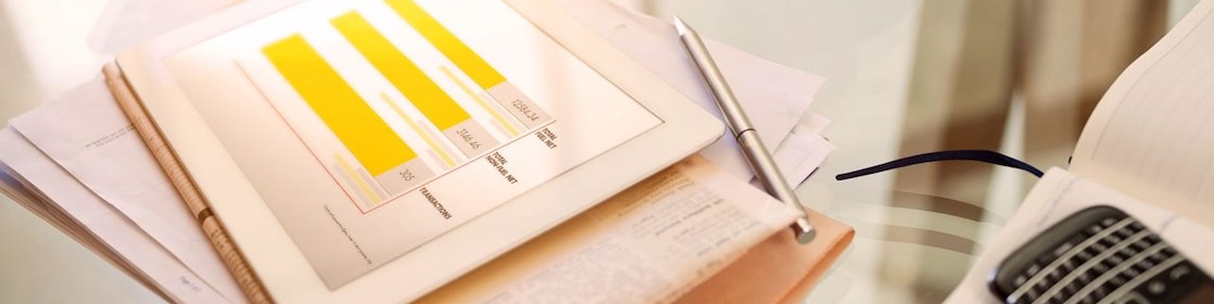 tablet e note su una scrivania