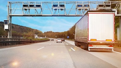 camion che percorre un’autostrada
