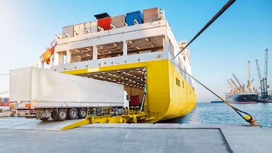 nave cargo che trasporta un camion