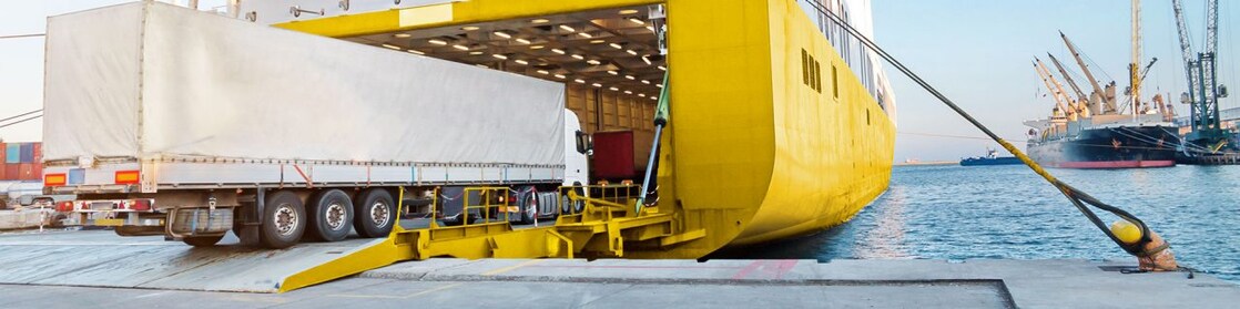 nave cargo che trasporta un camion