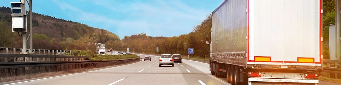 camion che percorre un’autostrada