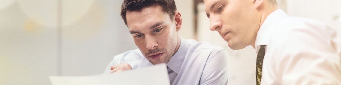 uomo d’affari che controlla un documento