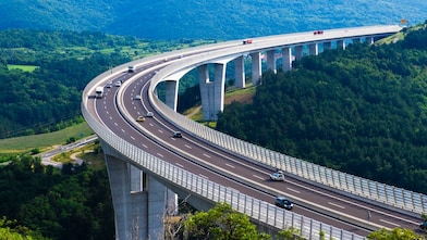 Ponte stradale con macchine