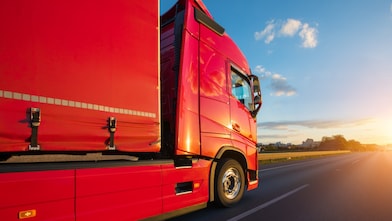 camion rosso su autostrada