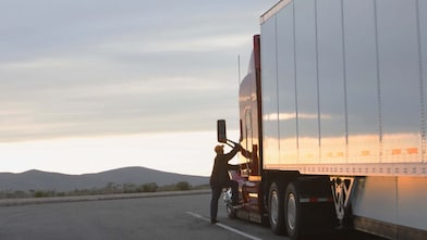camion in area industriale al tramonto
