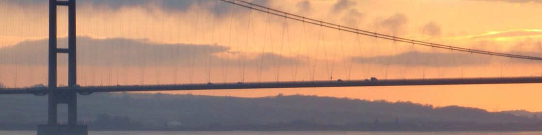 Tramonto su un ponte sospeso sopra un fiume
