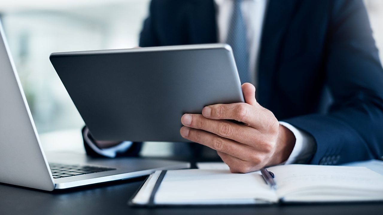 mano che tiene una euroShell Card