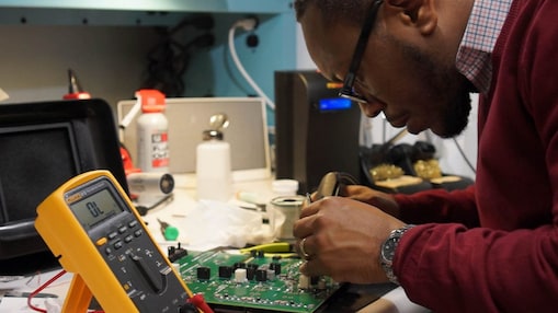 Tecnici TechWorks Shell al lavoro in officina