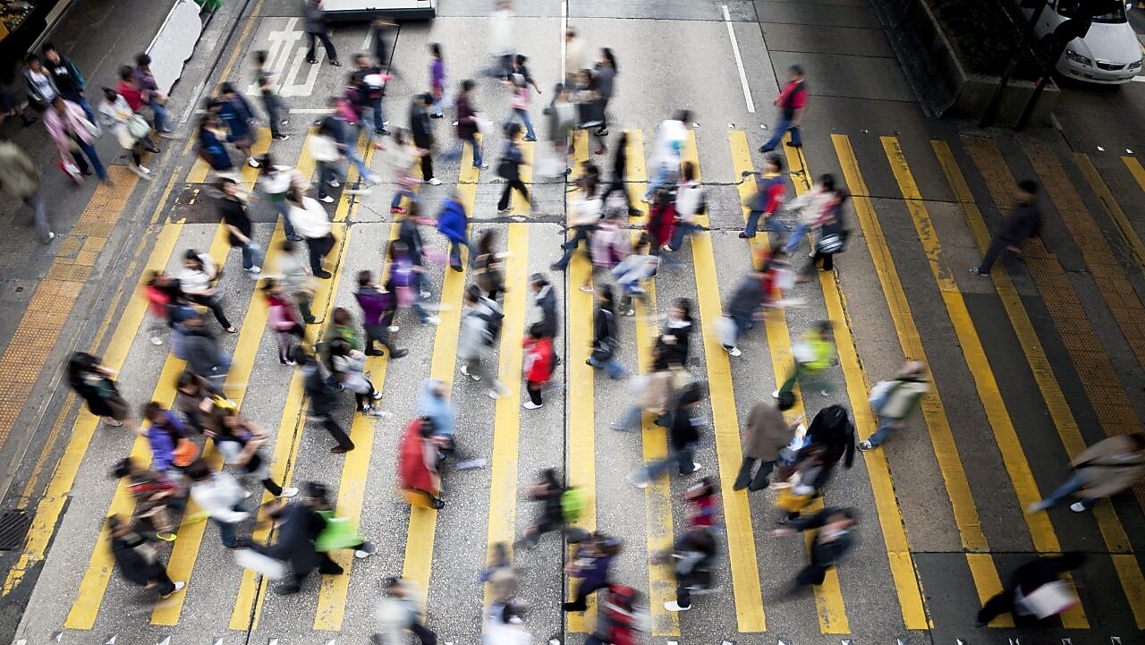 Persone in una strada affollata di Hong Kong