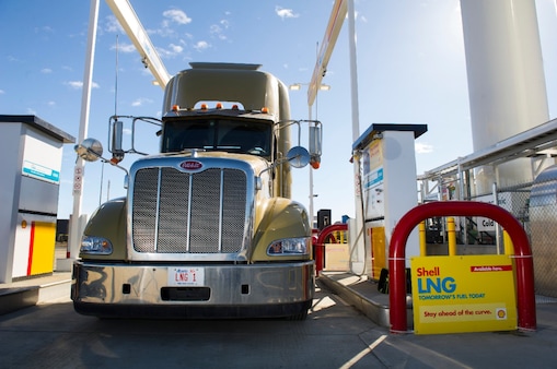 Camion che si appresta a fare rifornimento presso una stazione di servizio LNG Shell