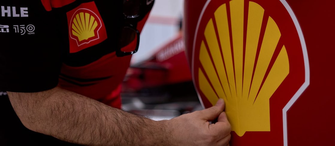 Preparazione della vettura nella Scuderia Ferrari e logo Shell