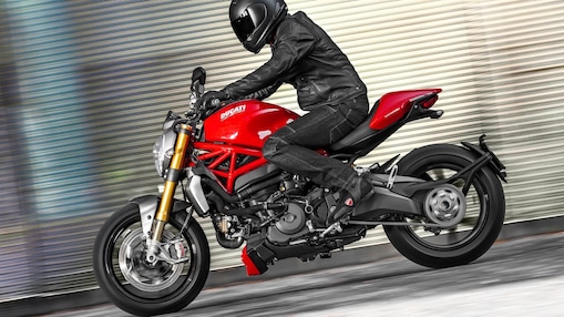 Uomo in sella a una moto che utilizza l'olio Superior Engine per moto