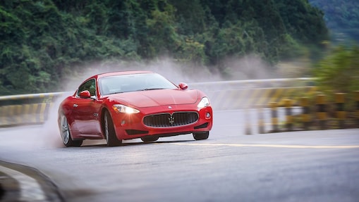 Una Maserati rossa procede a grande velocità in salita nel filmato Shell Helix Ultra Sappiamo perché guidi