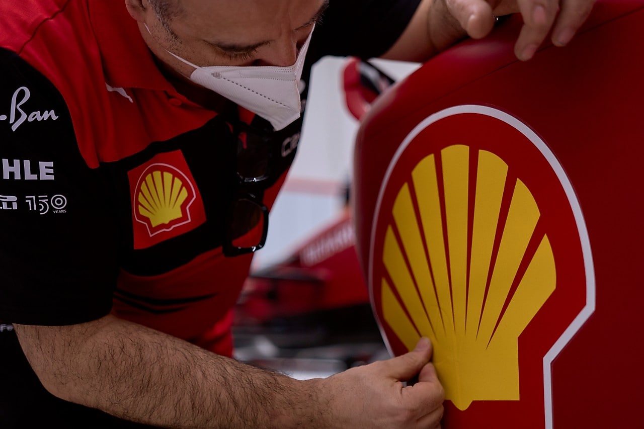 Preparazione della vettura nella Scuderia Ferrari e logo Shell