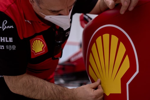Preparazione della vettura nella Scuderia Ferrari e logo Shell