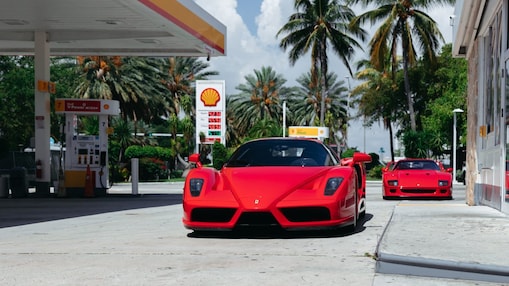 Una Ferrari davanti a un distributore Shell