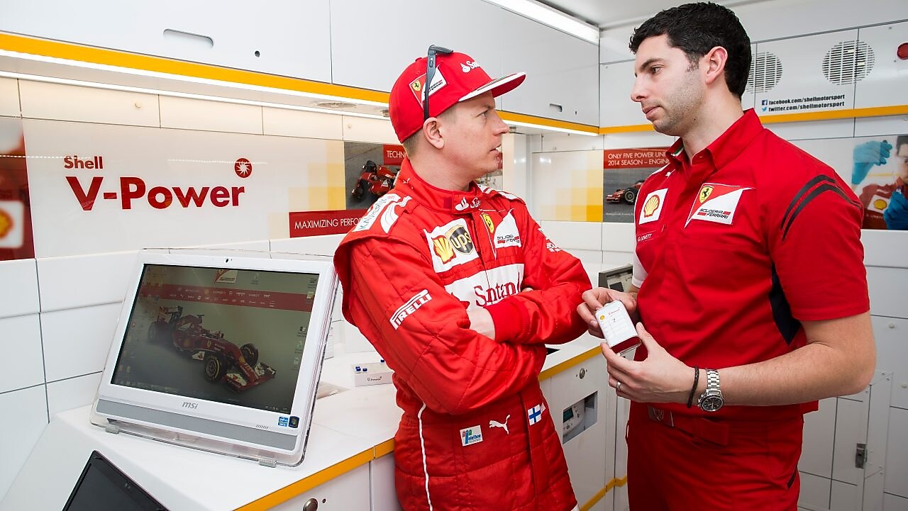 Kimi Raikkonen and Guy Lovett in discussion in the Ferrari tech lab, Shell V-Power logo in the background