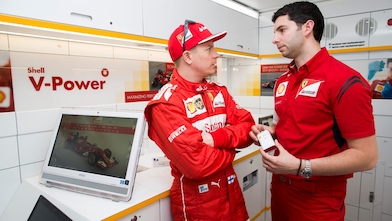Kimi Raikkonen and Guy Lovett in discussion in the Ferrari tech lab, Shell V-Power logo in the background