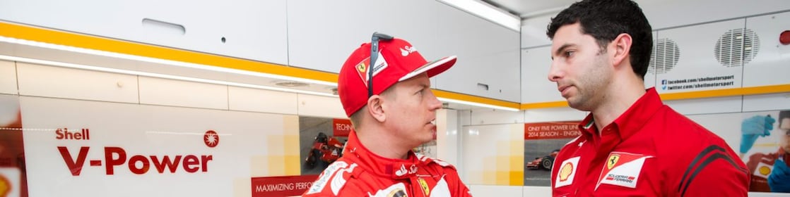 Kimi Raikkonen and Guy Lovett in discussion in the Ferrari tech lab, Shell V-Power logo in the background