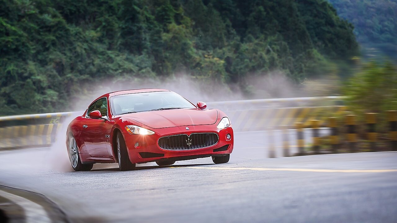 Una Maserati rossa procede a grande velocità in salita nel filmato Shell Helix Ultra Sappiamo perché guidi