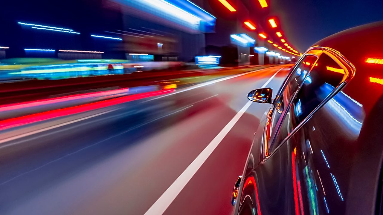 Autovettura che attraversa la città