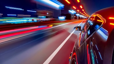 Autovettura che attraversa la città