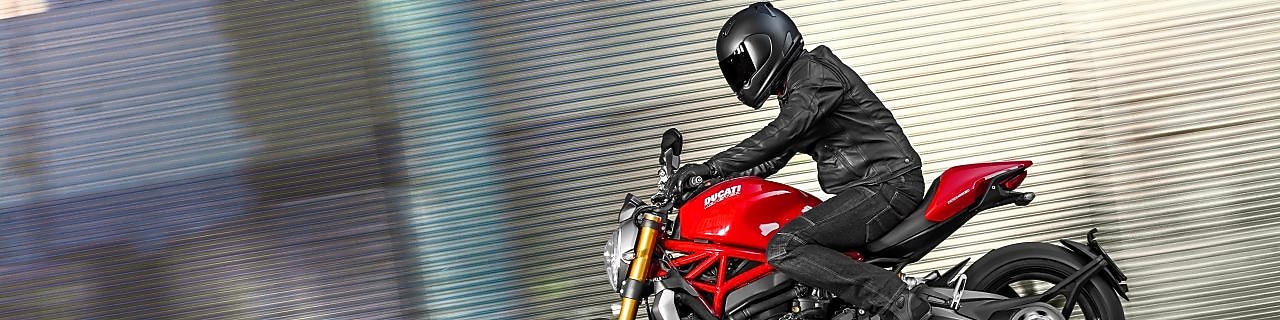 Uomo in sella a una moto che utilizza l'olio Superior Engine per moto