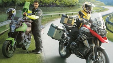 due motociclisti, uno che guida sulla strada e l'altro che fa benzina alla moto