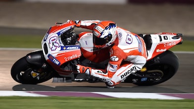 pilota ducati alla guida di una moto