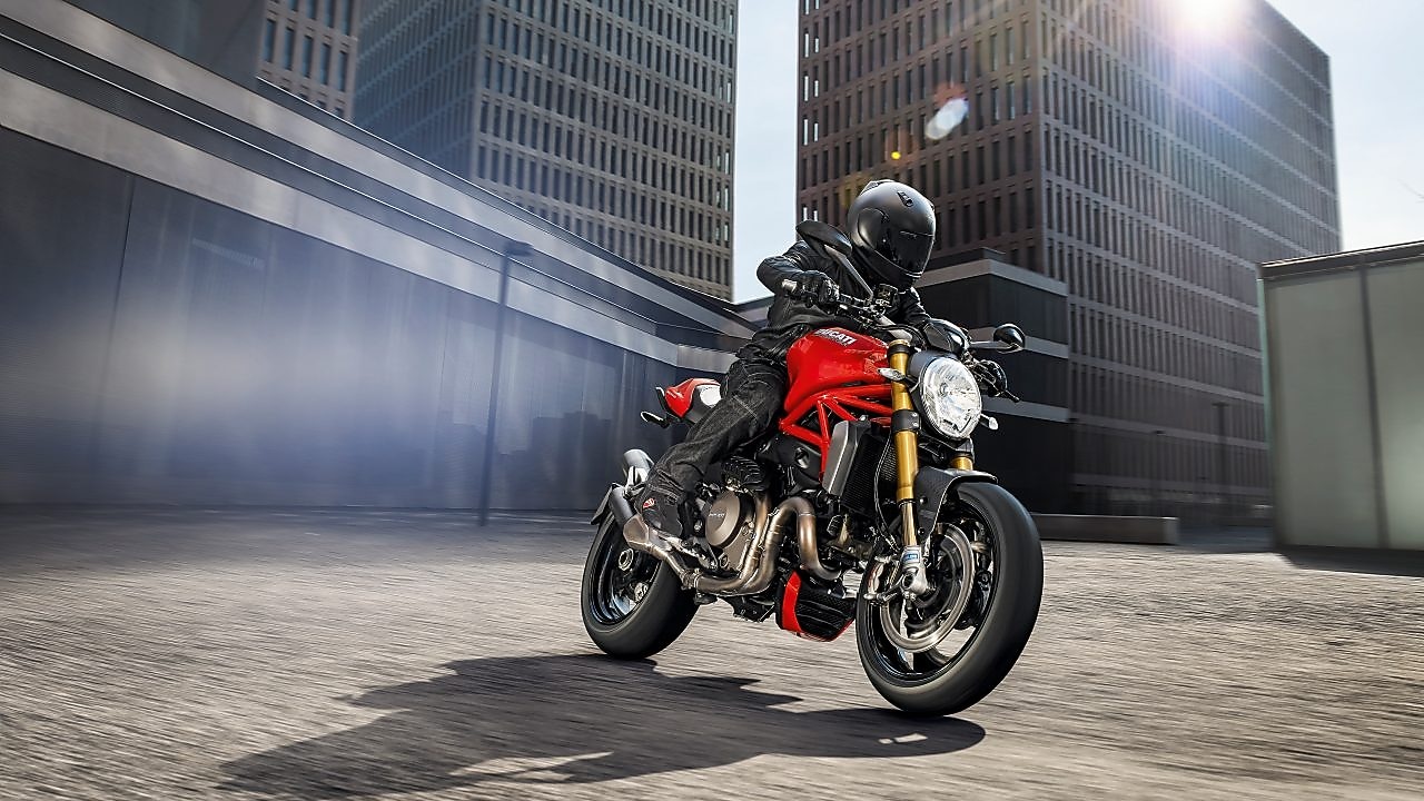 motociclista premium in sella a una moto