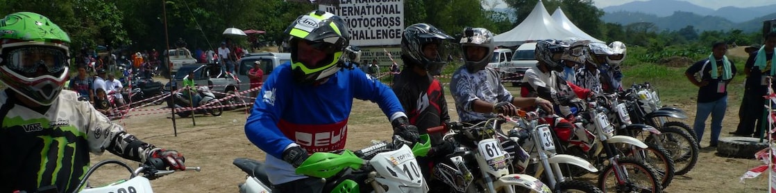 Moto da cross allineate a inizio gara