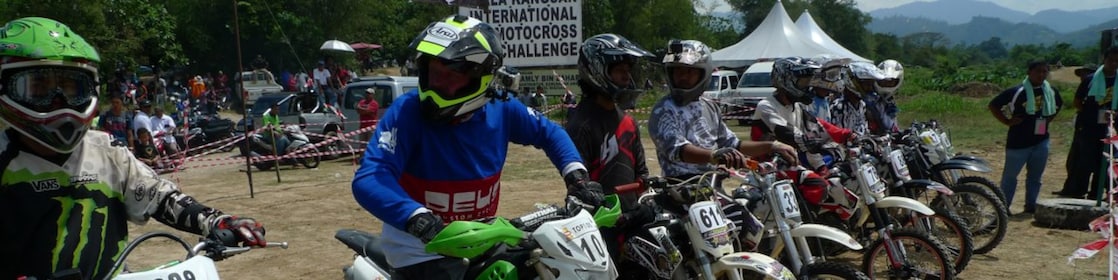 Moto da cross allineate a inizio gara