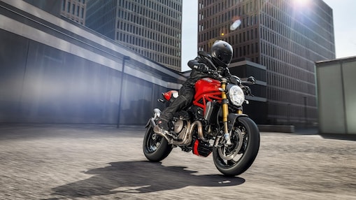 motociclista premium in sella a una moto