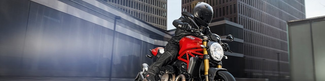 motociclista premium in sella a una moto