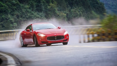 Una Maserati rossa procede a grande velocità in salita nel filmato Shell Helix Ultra Sappiamo perché guidi