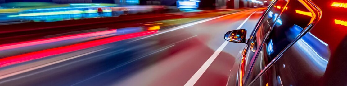 Autovettura che attraversa la città