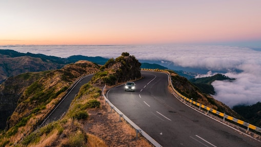 Autovetture che guidano su strada di montagna