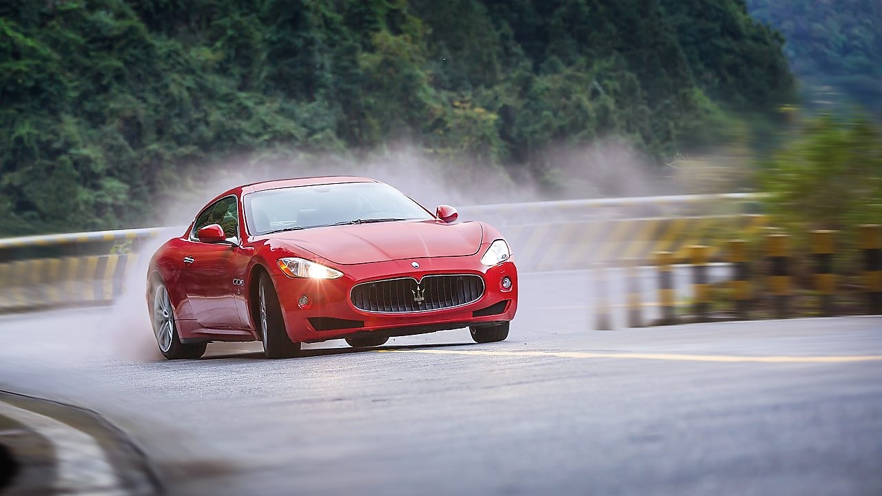 Una Maserati rossa procede a grande velocità in salita nel filmato Shell Helix Ultra Sappiamo perché guidi