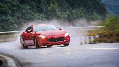 Una Maserati rossa procede a grande velocità in salita nel filmato Shell Helix Ultra Sappiamo perché guidi