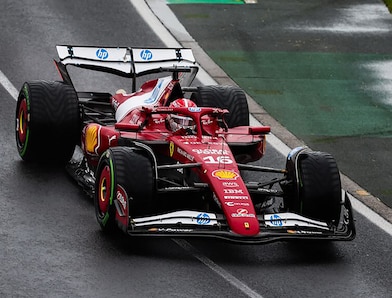 Un'auto della Scuderia Ferrari in pista, un esempio della Partnership per l'innovazione di Shell Helix Ultra