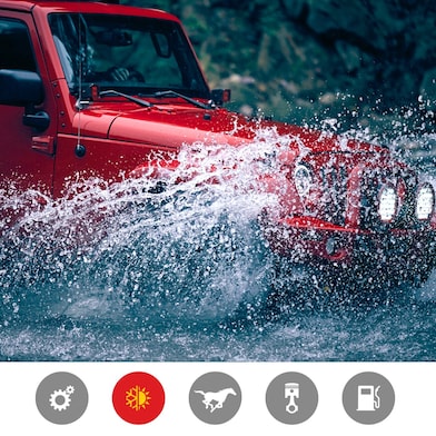 Una jeep attraversa il letto di un fiume mostrando i benefici del prodotto in condizioni estreme