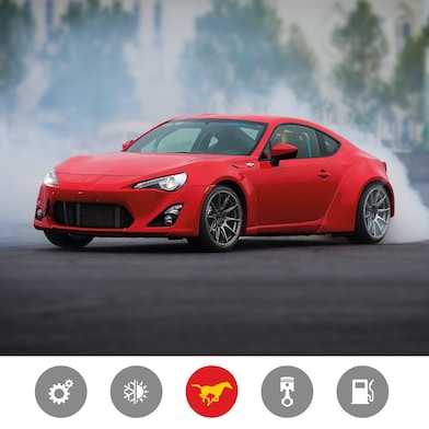 Una Hyundai avvolta nel fumo mostra i benefici di Shell Helix Ultra in termini di potenza e prestazioni