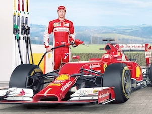 Pilota Ferrari F1 effettua un rabbocco con olio Shell Helix Ultra